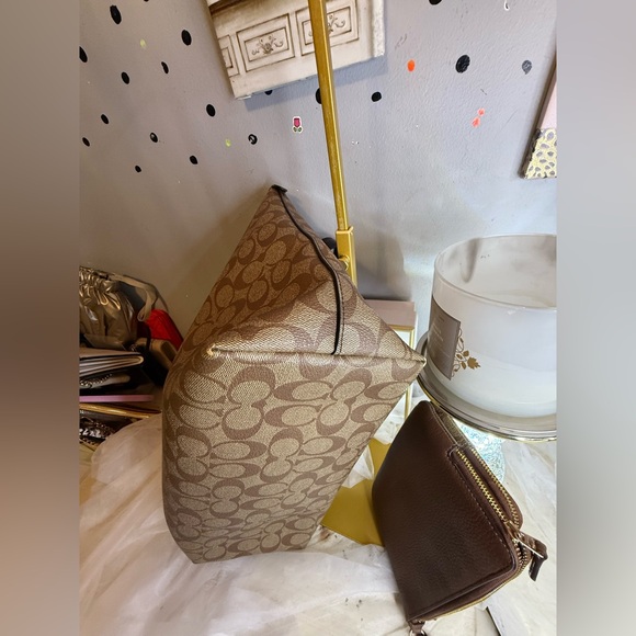 4FER Coach Brown Signature Tote and Pouch Set - Picture 9 of 17